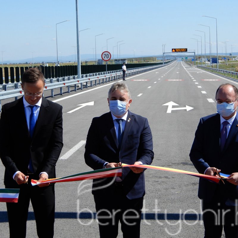 Átadták az M4-es autópálya Ártándig tartó szakaszát24